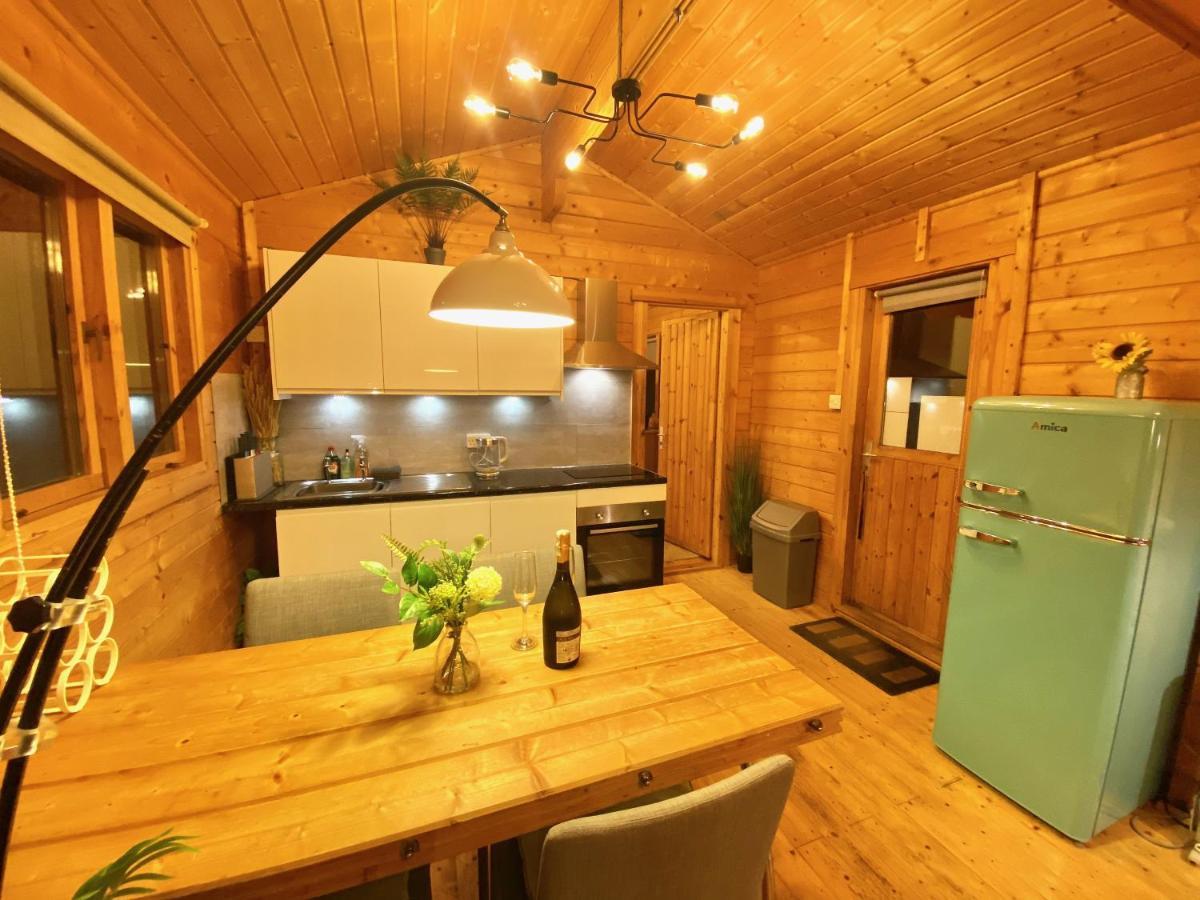 Yealm Cabin Self Catering Log Cabin In Devon With Hot Tub Plymouth Exterior photo