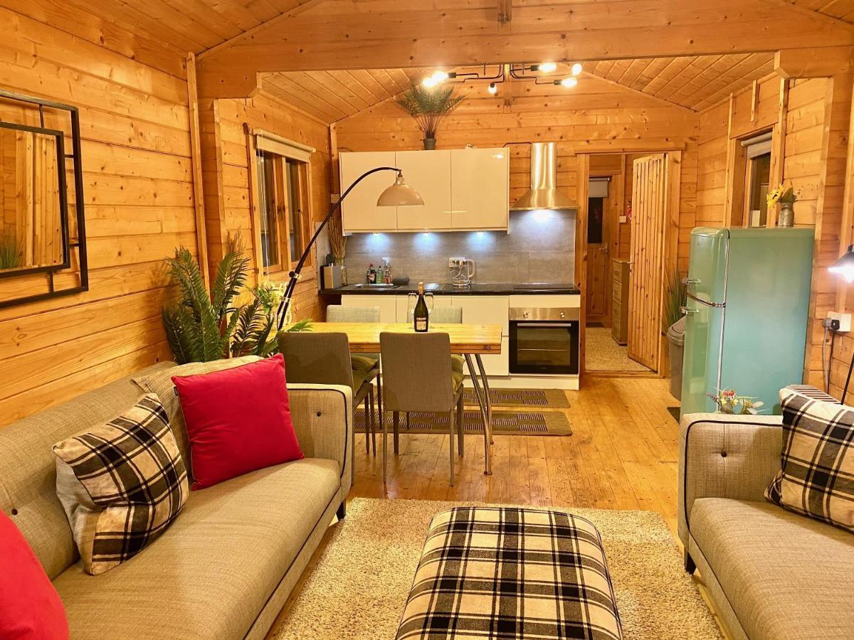 Yealm Cabin Self Catering Log Cabin In Devon With Hot Tub Plymouth Exterior photo