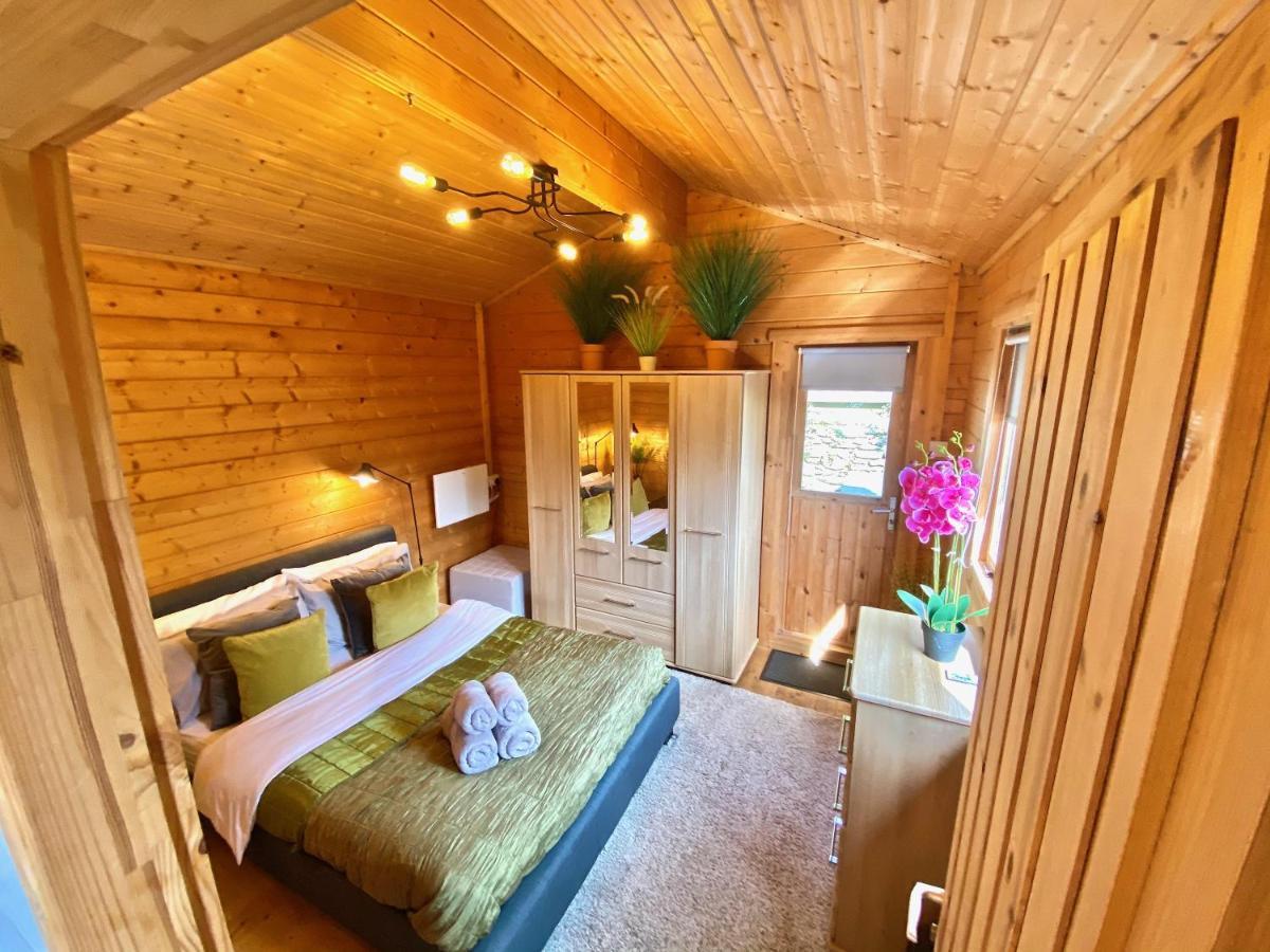 Yealm Cabin Self Catering Log Cabin In Devon With Hot Tub Plymouth Exterior photo