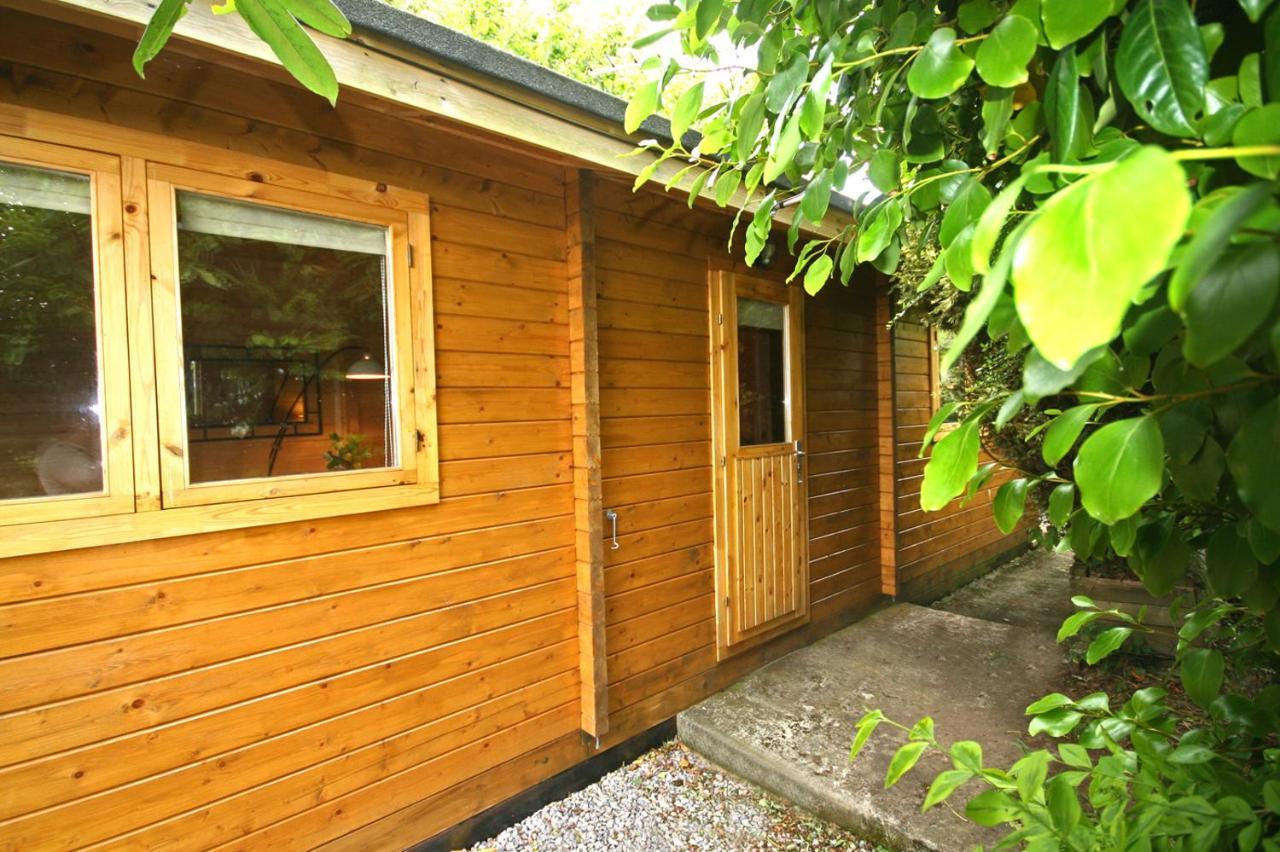 Yealm Cabin Self Catering Log Cabin In Devon With Hot Tub Plymouth Exterior photo